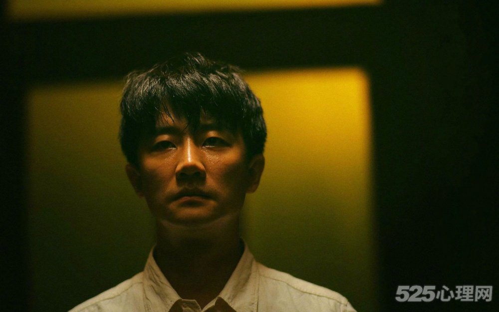 电影《芳华》的男主角刘峰是典型的 "取悦症".