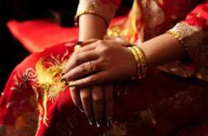 因为高价彩礼，男子街头打女友 | 彩礼决定婚姻幸福？