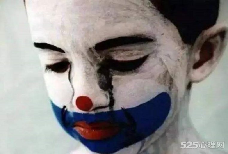 也就是因为碍于面子,或者为了应付社交,而强颜欢笑.