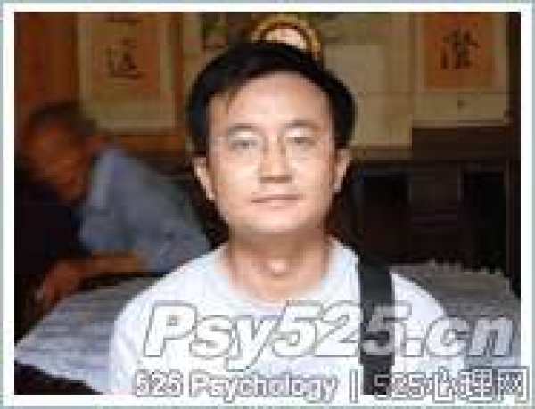 曾奇峰<br />　　精神科副主任医师<br />　　首期中德高级心理治疗师连续培训项目学员<br />　　武汉中德心理医院创始人、首任院长（1988年）<br />　　中国卫生专业技术资格考试专业委员会成员<br />　　中国心理卫生协会精神分析学组副组长<br />　　华中地区组长<br />　　德中心理治疗院（在德国注册的机构）中方委员之一<br />　　中华医学会武汉分会精神医学委员会委员<br />　　华中科技大学同济医学院心理卫生研究中心学术委员会委员<br />