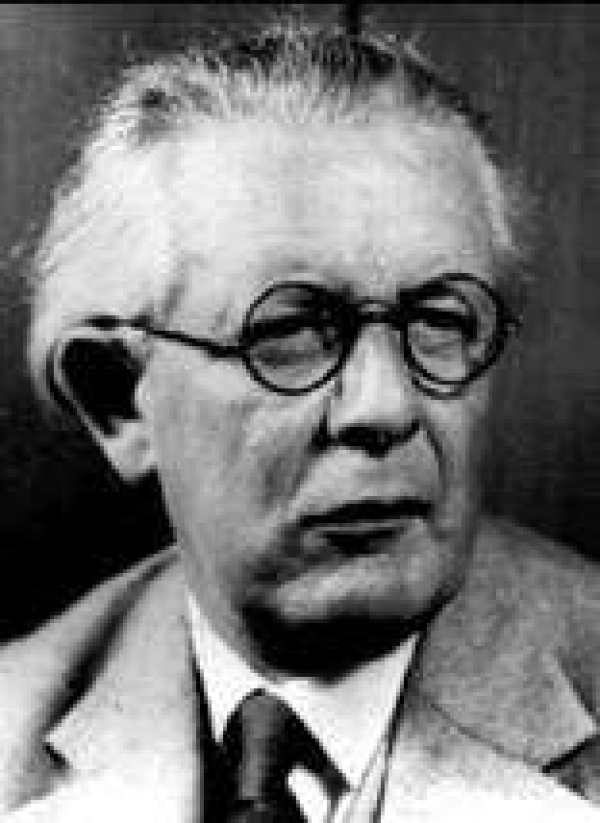 让.  皮亚杰（Jean Piaget，1896－1980），瑞士心理学家，发生认识论创始人。954年任第14届国际心理科学联合会主席。此外，皮亚杰还长期担任联合国教科文组织领导下的国际教育局局长和联合国教科文组织总干事之职。皮亚杰还是多国著名大学的名誉博士或名誉教授